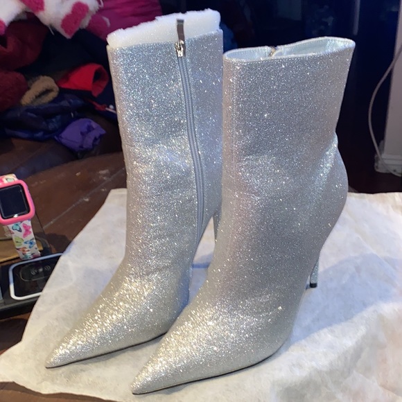 BOOTS - Picture 3 of 5